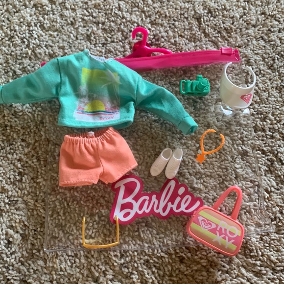 Barbie Roxy Fashion Pack Outfit - Picture 1 of 6